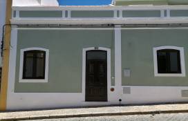 front door RUA ANTÓNIO FELICIANO CASTILHO, n30-32